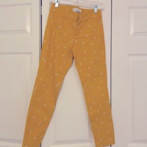 Yellow trousers w daisies